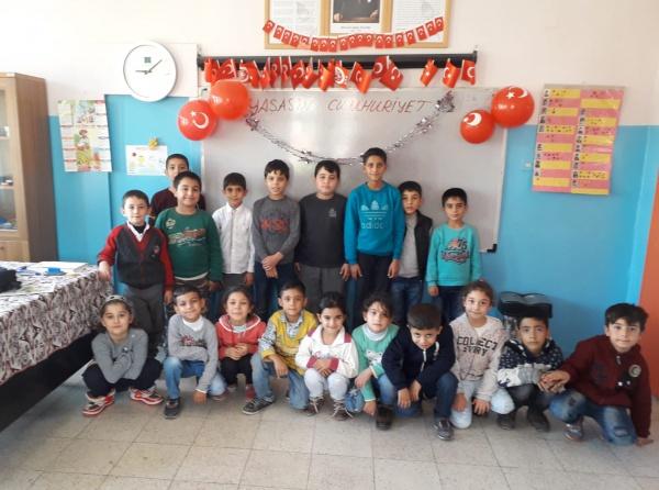 2/A Sınıf Öğretmenimiz Burhanettin DİŞLİden  Cumhuriyet Bayramı Kutlaması ve Hatıra Fotoğrafı Etkinliği