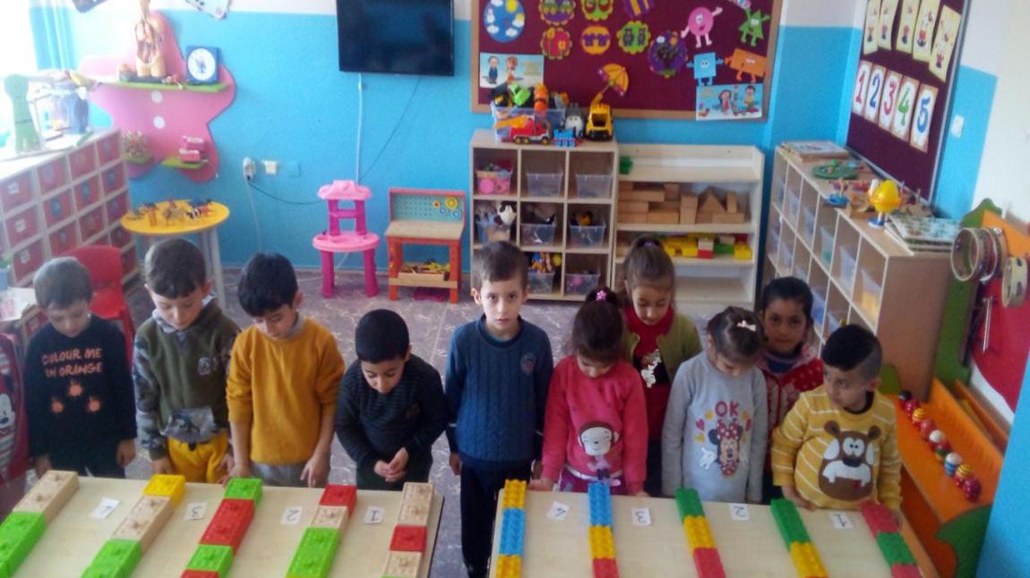 Okul Öncesi Öğle Grubu Öğretmeni Sevil Özhan'dan Rakamları üfleme oyunu Etkinliği