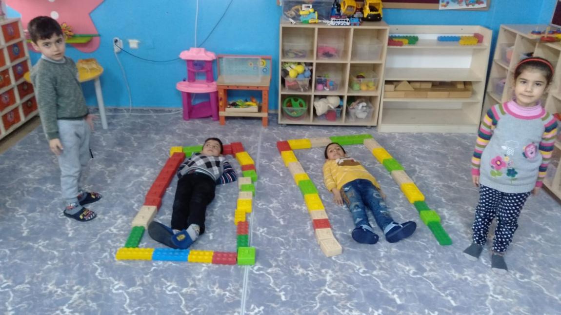 Okul Öncesi Öğle Grubu Öğretmeni Sevil Özhan'dan Arkadaşımı Bloklarla Sarıyorum Oyunu Etkinliği 