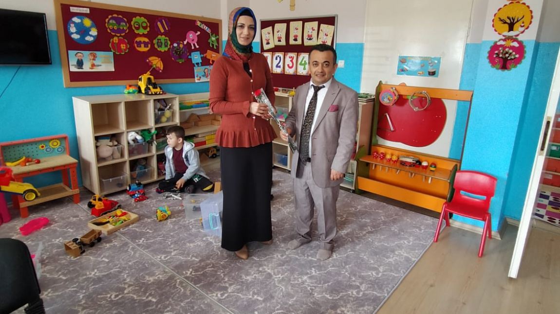 Okul Müdürü Yaşar GÜLTEN Okul Öncesi Öğretmeni Sevil Özhan'ın 8 Mart Dünya Kadınlar Gününü Kutladı